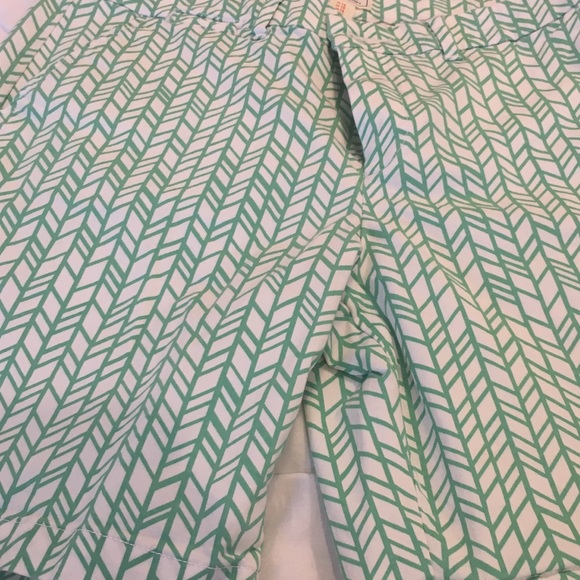 Gap green and white shorts - Picture 2 of 3